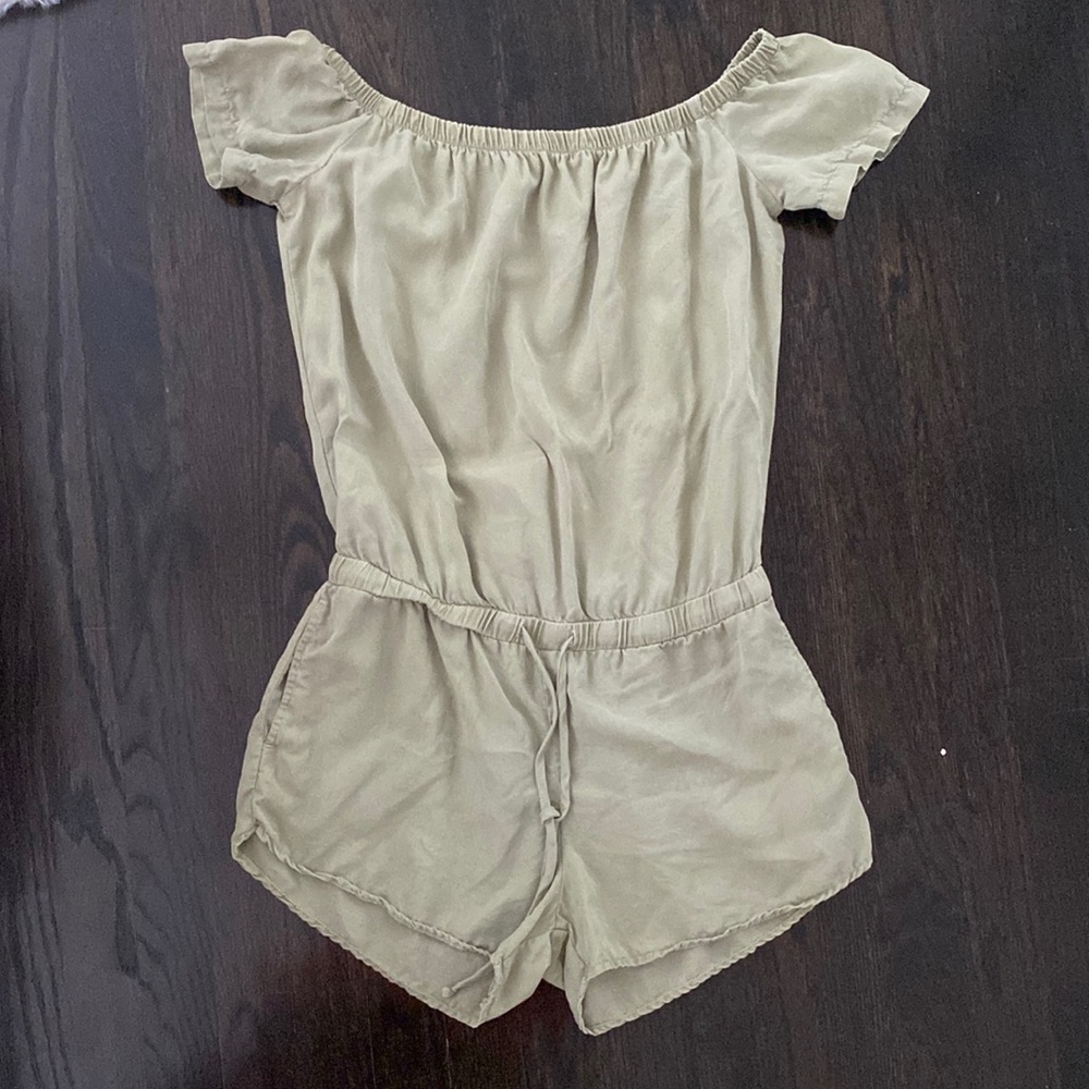 Bella Dahl off the shoulder romper. Size small. Has pockets